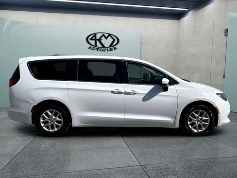 Used 2021 Chrysler Voyager Lxi FWD image 3