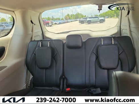 Used 2023 Chrysler Pacifica Touring-L FWD image 18