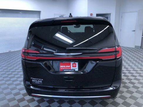 Used 2025 Chrysler Pacifica Select FWD image 6