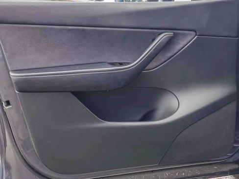 Used 2021 Tesla Model Y Long Range image 18