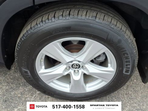 Used 2022 Toyota Highlander LE AWD/4WD image 11