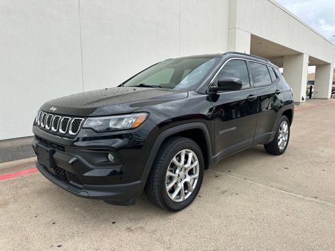 Used 2023 Jeep Compass Latitude AWD/4WD image 3