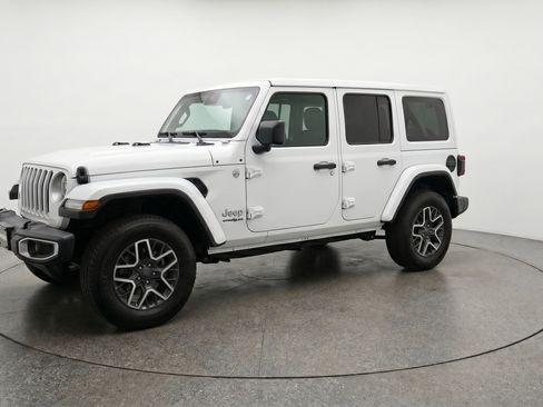 Used 2025 Jeep Wrangler Sahara image 3