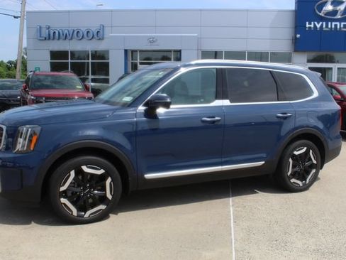 Used 2024 Kia Telluride S w/ S Sunroof Package FWD image 2