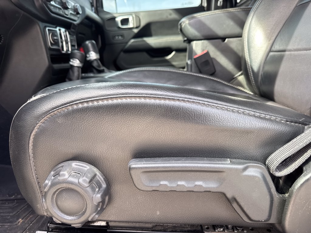 Used 2018 Jeep Wrangler Unlimited Sahara AWD/4WD image 14