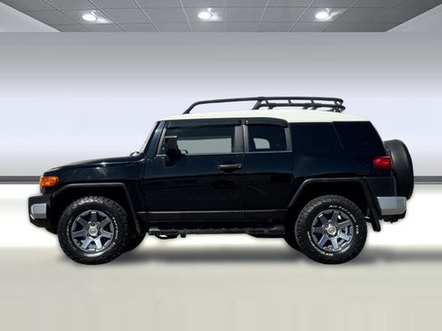 Used 2014 Toyota FJ Cruiser 4WD w/ Upgrade Package image 2