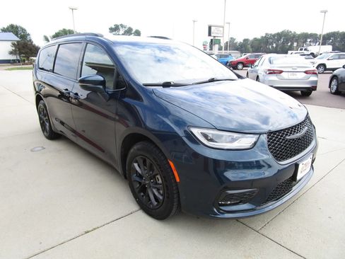Used 2021 Chrysler Pacifica Touring-L w/ Uconnect Theater Family Group AWD/4WD image 9