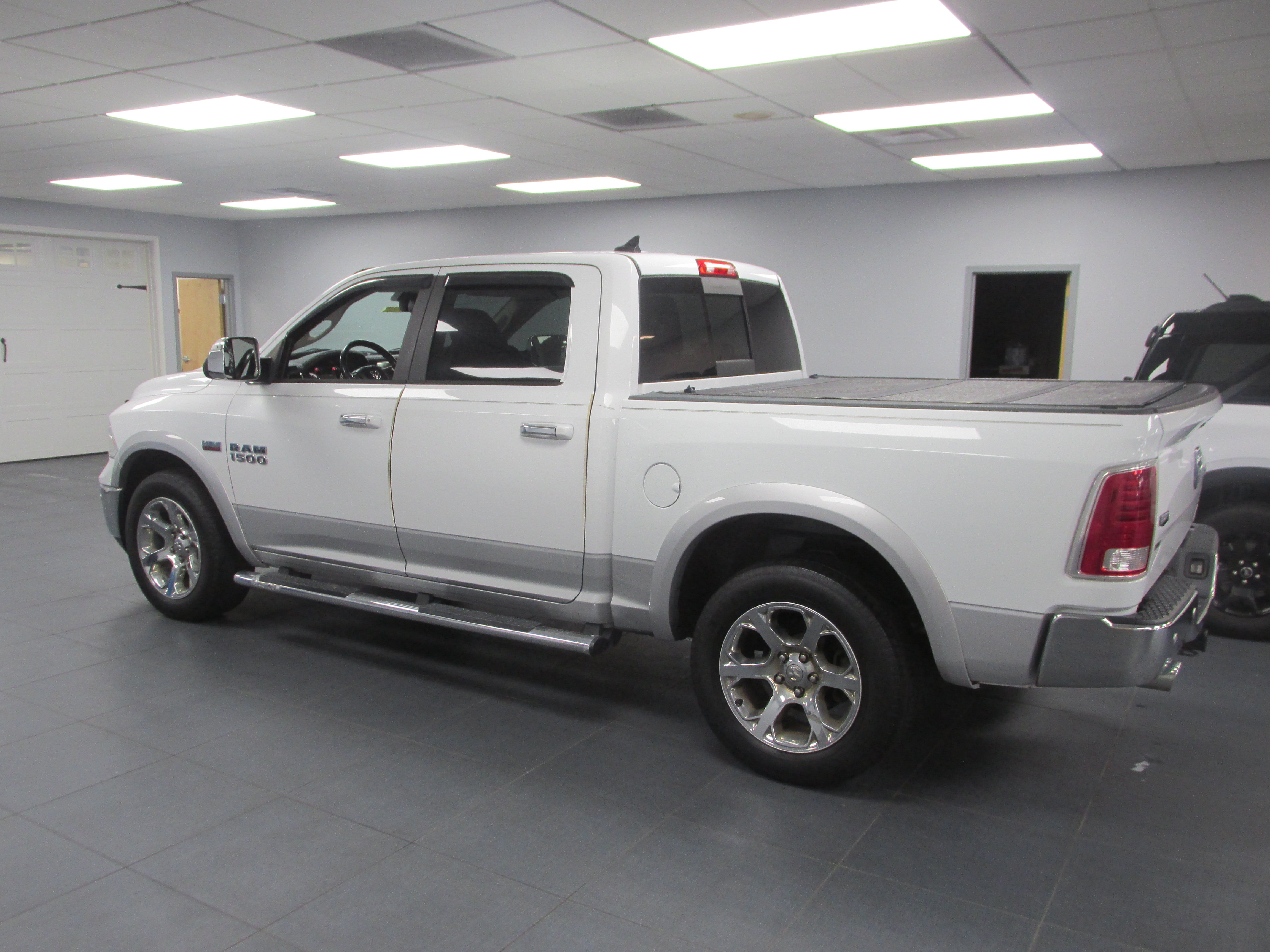 Used 2017 RAM 1500 Laramie w/ Convenience Group AWD/4WD image 8