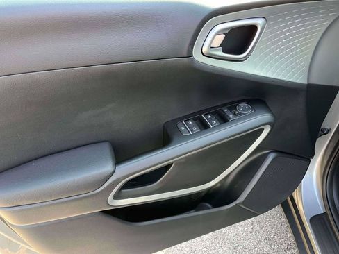 Used 2025 Kia Soul LX w/ LX Technology Package FWD image 13