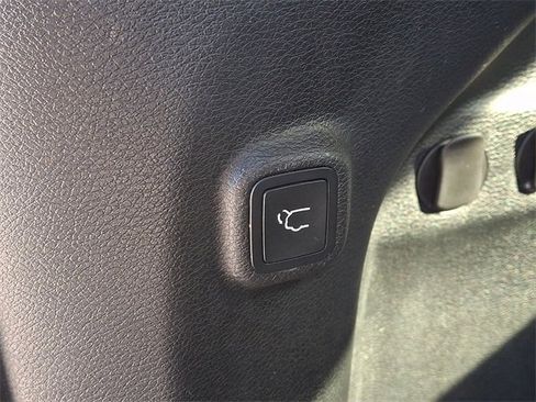 Used 2020 Jeep Cherokee Latitude Plus w/ Comfort/Convenience Group image 31