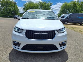 Used 2023 Chrysler Pacifica Touring-L FWD video 2
