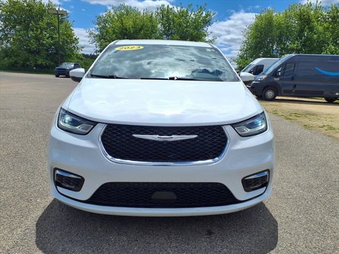Used 2023 Chrysler Pacifica Touring-L FWD image 2