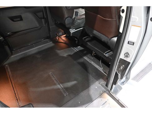 Used 2024 Toyota Sienna Platinum FWD image 19