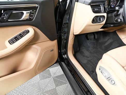 Certified 2025 Porsche Macan image 8