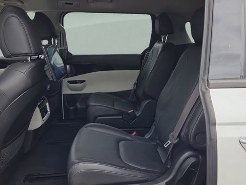Used 2022 Kia Carnival SX FWD image 11