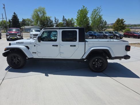 Used 2023 Jeep Gladiator Sport AWD/4WD image 8