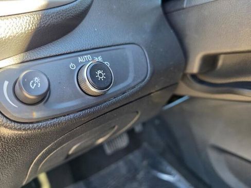 Used 2022 Chevrolet Trax LT w/ LT Convenience Package image 16