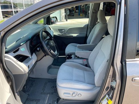 Used 2017 Toyota Sienna LE AWD/4WD image 13