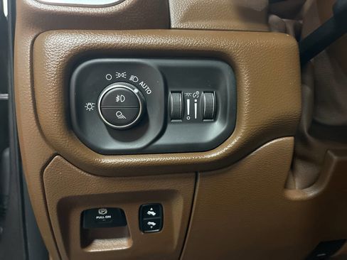 Used 2019 RAM 1500 Laramie AWD/4WD image 17