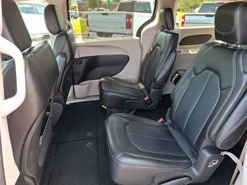 Used 2024 Chrysler Pacifica Touring-L FWD image 10