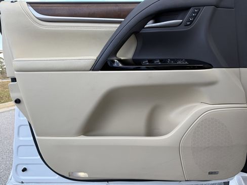 Used 2020 Lexus LX 570 4WD w/ Luxury Package image 46