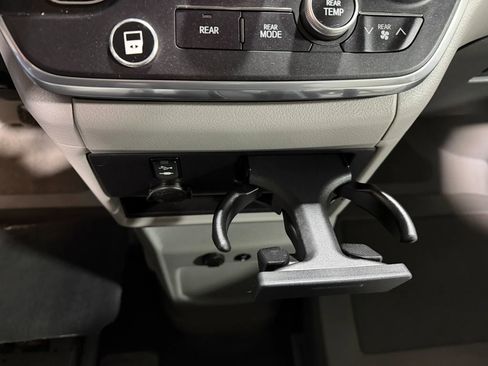 Used 2015 Toyota Sienna LE image 42