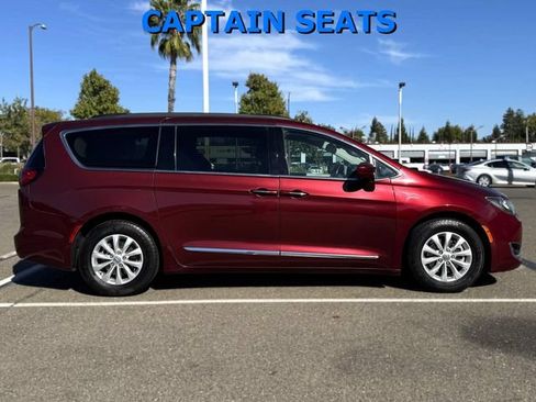 Used 2017 Chrysler Pacifica Touring-L FWD image 4