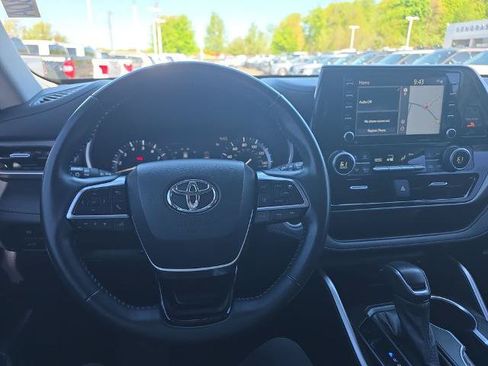Used 2021 Toyota Highlander XLE AWD/4WD image 24
