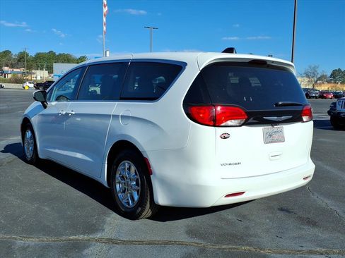 Used 2023 Chrysler Voyager LX image 16