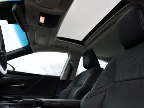 Used 2022 Lexus ES 300h w/ Premium Package image 19