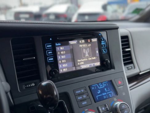 Used 2017 Toyota Sienna XLE image 15