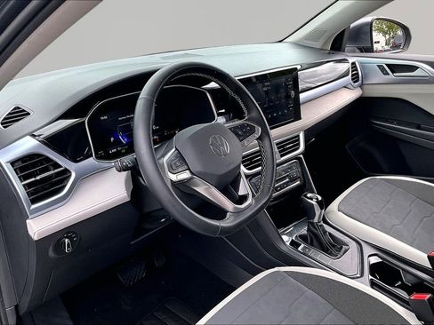Used 2025 Volkswagen Taos SE FWD image 12