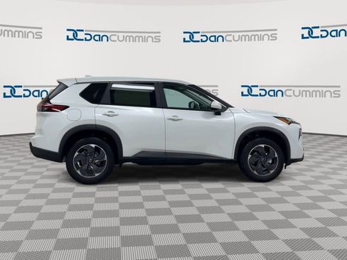 Used 2024 Nissan Rogue SV image 9