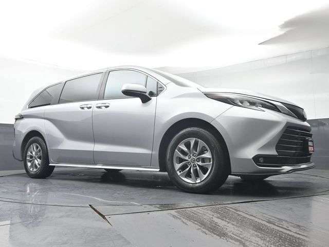 Used 2025 Toyota Sienna XLE FWD image 40
