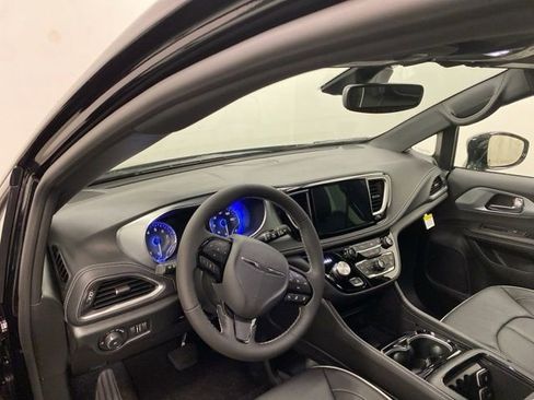 New 2026 Chrysler Pacifica Limited w/ S Appearance Package image 8