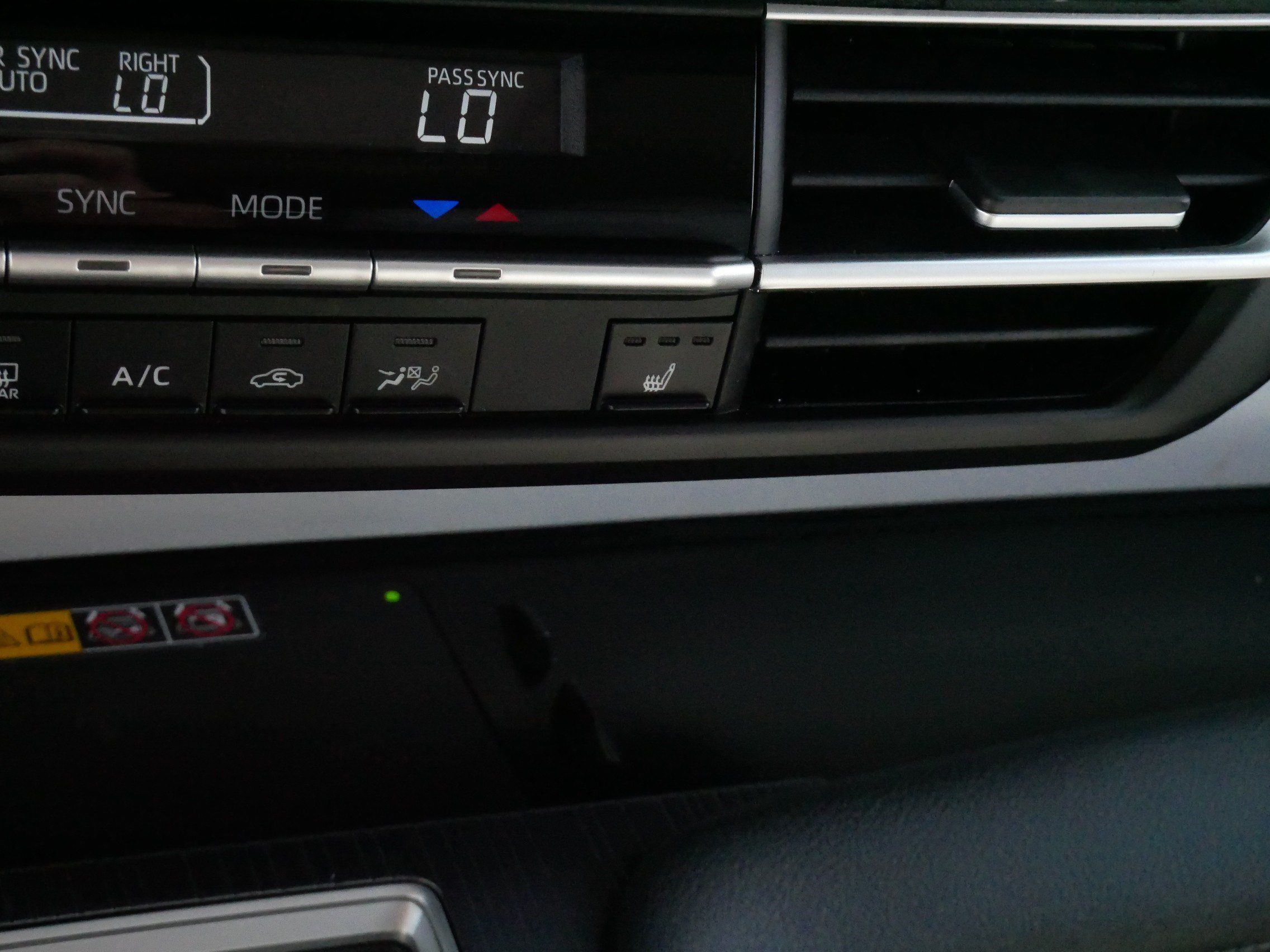 Certified 2025 Toyota Sienna XLE FWD image 28