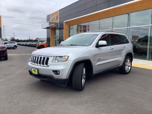 Used 2011 Jeep Grand Cherokee 70th Anniversary RWD image 5