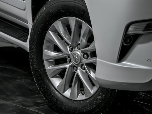 Used 2018 Lexus GX 460 image 3