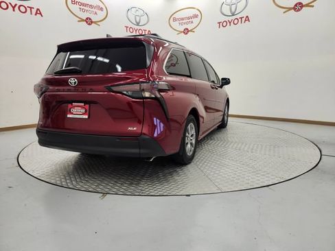 Used 2026 Toyota Sienna XLE FWD image 8