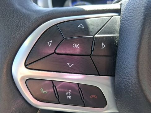 Used 2024 Chrysler Pacifica Touring-L FWD image 19