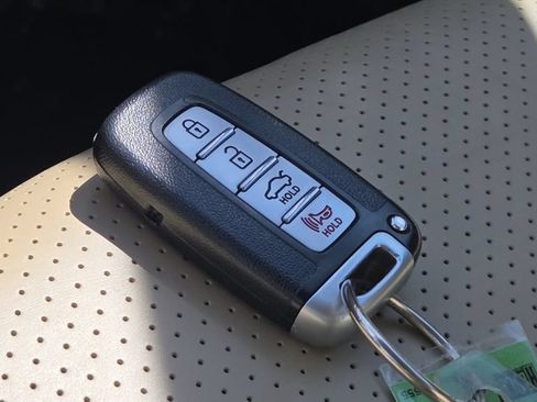 Used 2014 Hyundai Azera Limited FWD image 34
