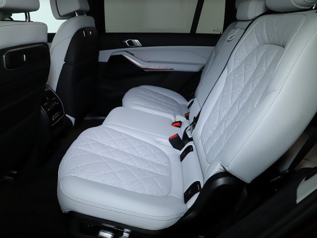 Used 2027 BMW X7 xDrive40i AWD/4WD image 16