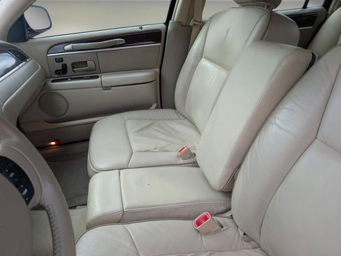 Used 2006 Lincoln Town Car Designer Series image 11