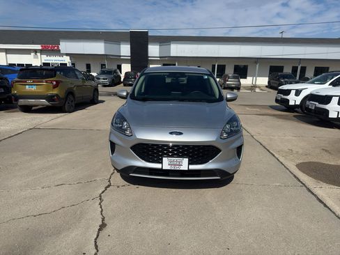 Used 2020 Ford Escape SE image 3