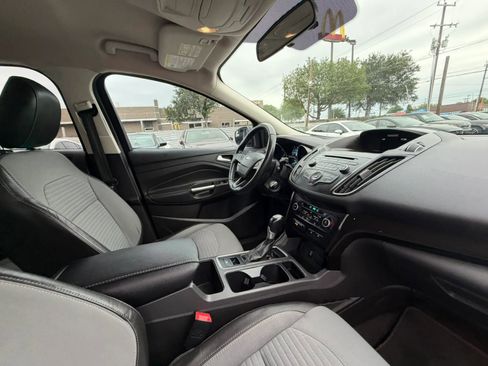 Used 2018 Ford Escape SE w/ SE Sport Appearance Package FWD image 17