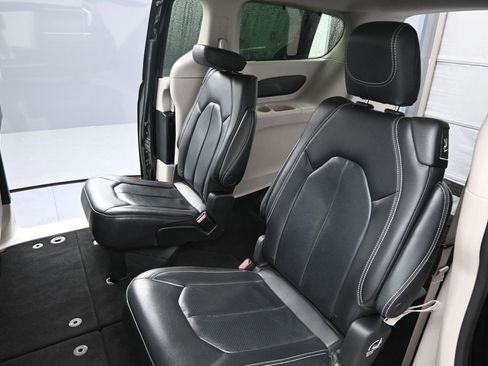Used 2022 Chrysler Pacifica Touring-L FWD image 15