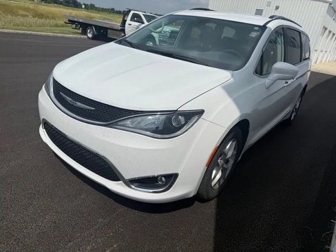 Used 2020 Chrysler Pacifica Touring-L Plus w/ Tire & Wheel Group FWD image 4