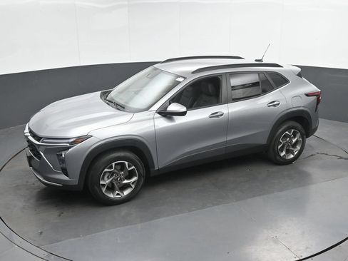 Used 2025 Chevrolet Trax LT FWD image 33