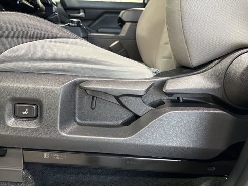 Certified 2025 Toyota Tacoma TRD Off-Road AWD/4WD image 12