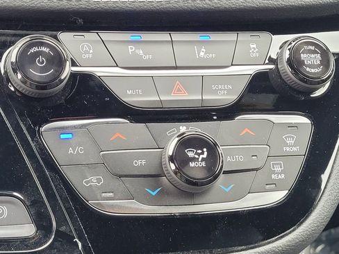 New 2026 Chrysler Pacifica Limited w/ Uconnect Theater Family Group image 18